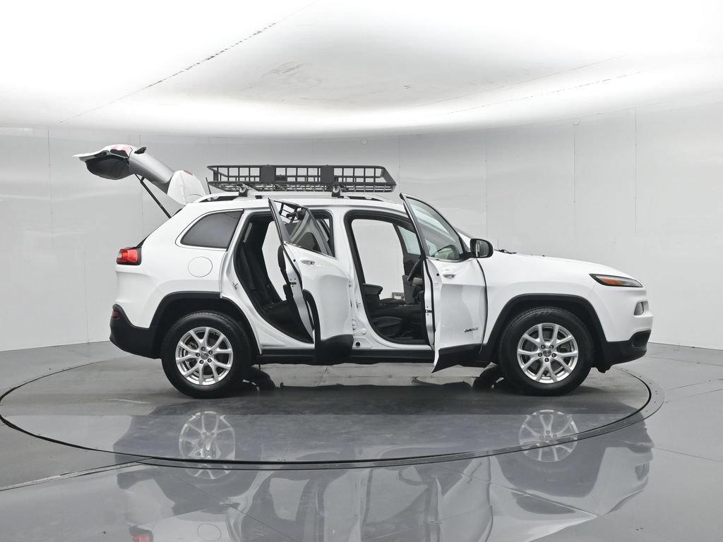 Used 2017 Jeep Cherokee Latitude FWD image 5