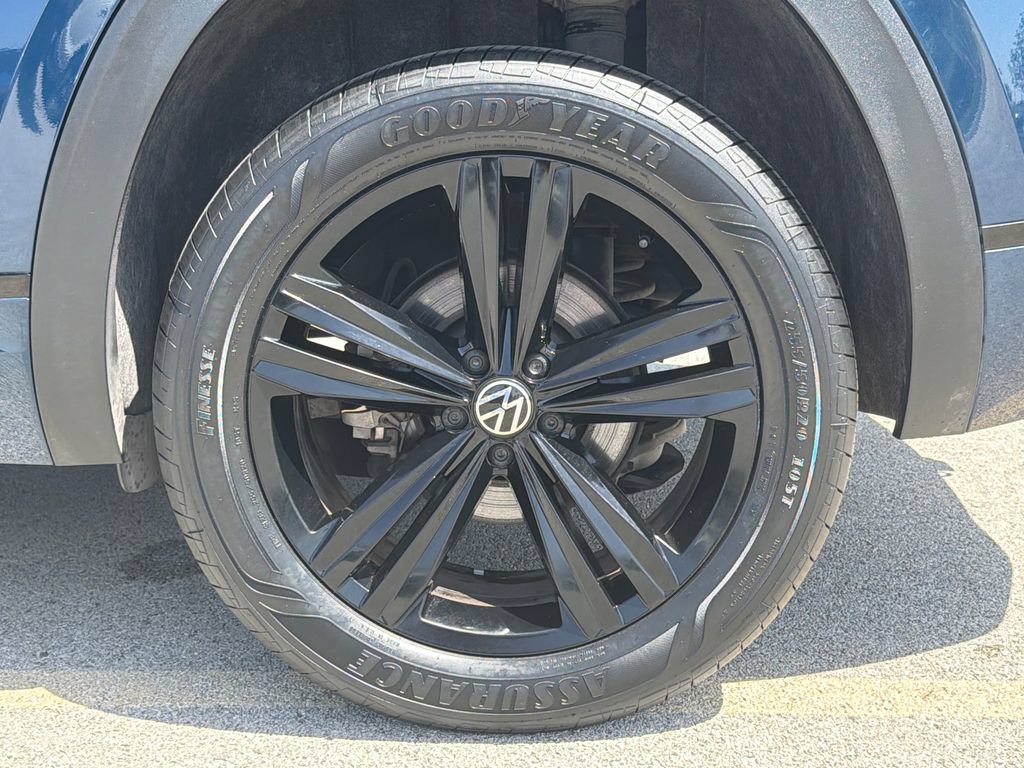 Used 2023 Volkswagen Atlas Cross Sport SEL R-Line AWD/4WD image 32