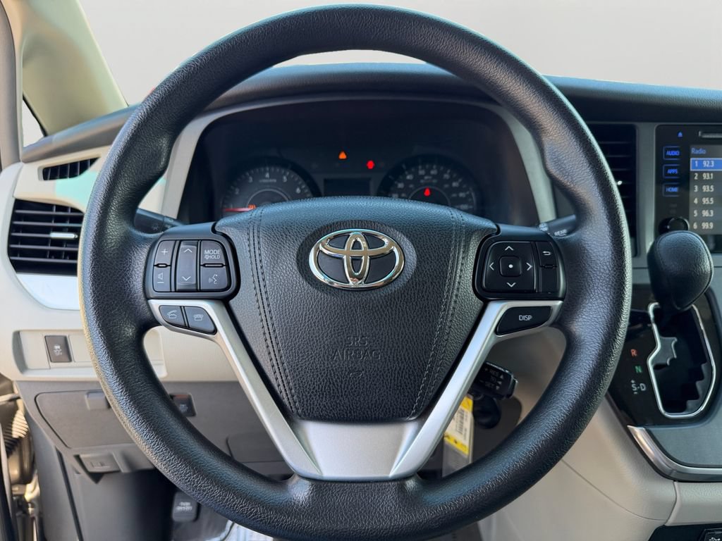 Used 2017 Toyota Sienna LE FWD image 18