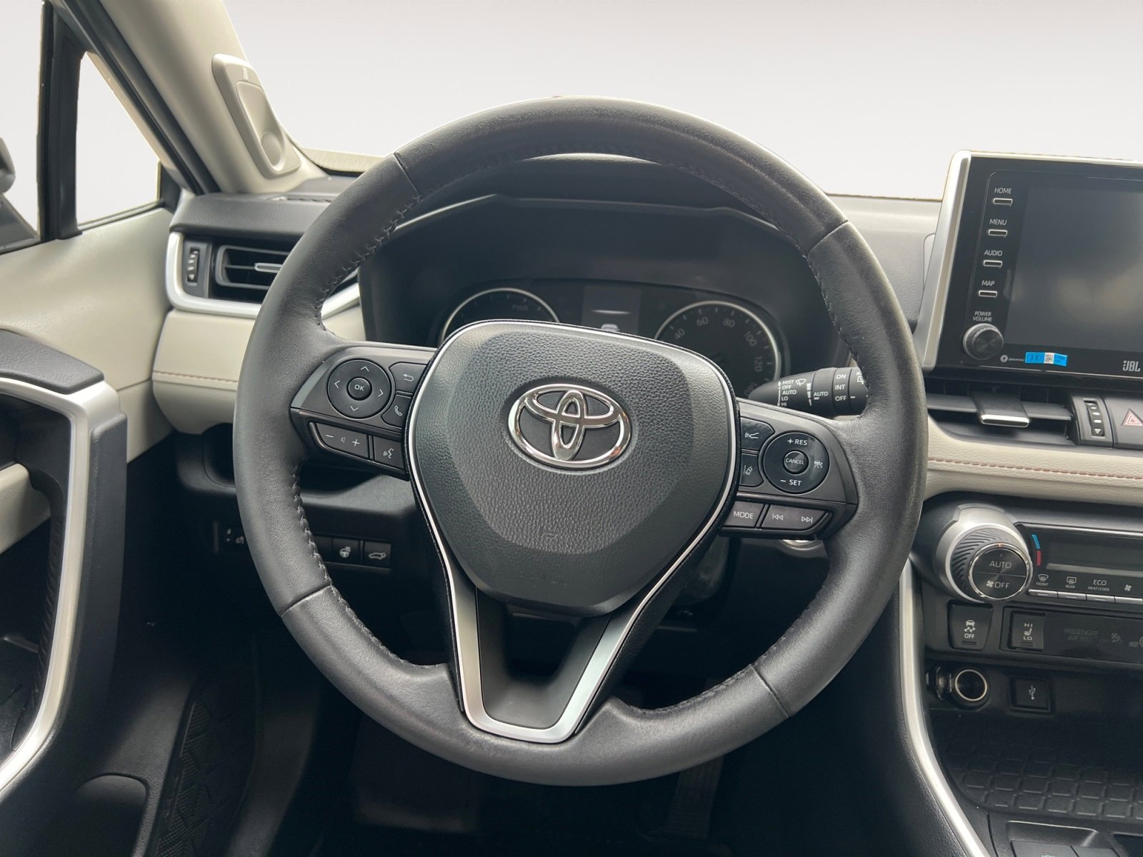 Used 2021 Toyota RAV4 XLE Premium image 12