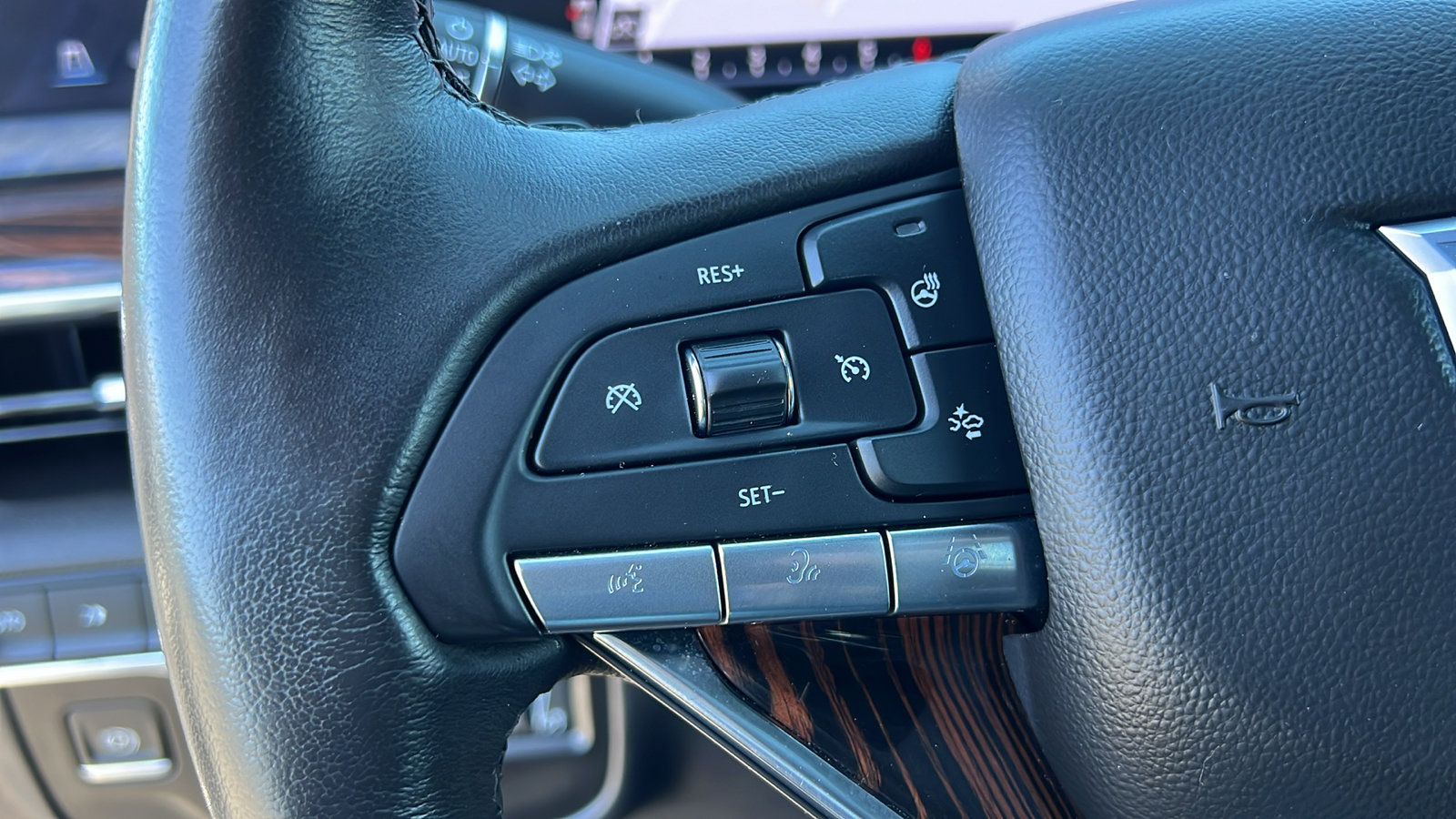 Used 2024 Cadillac Escalade ESV Premium Luxury w/ Performance Package AWD/4WD image 30