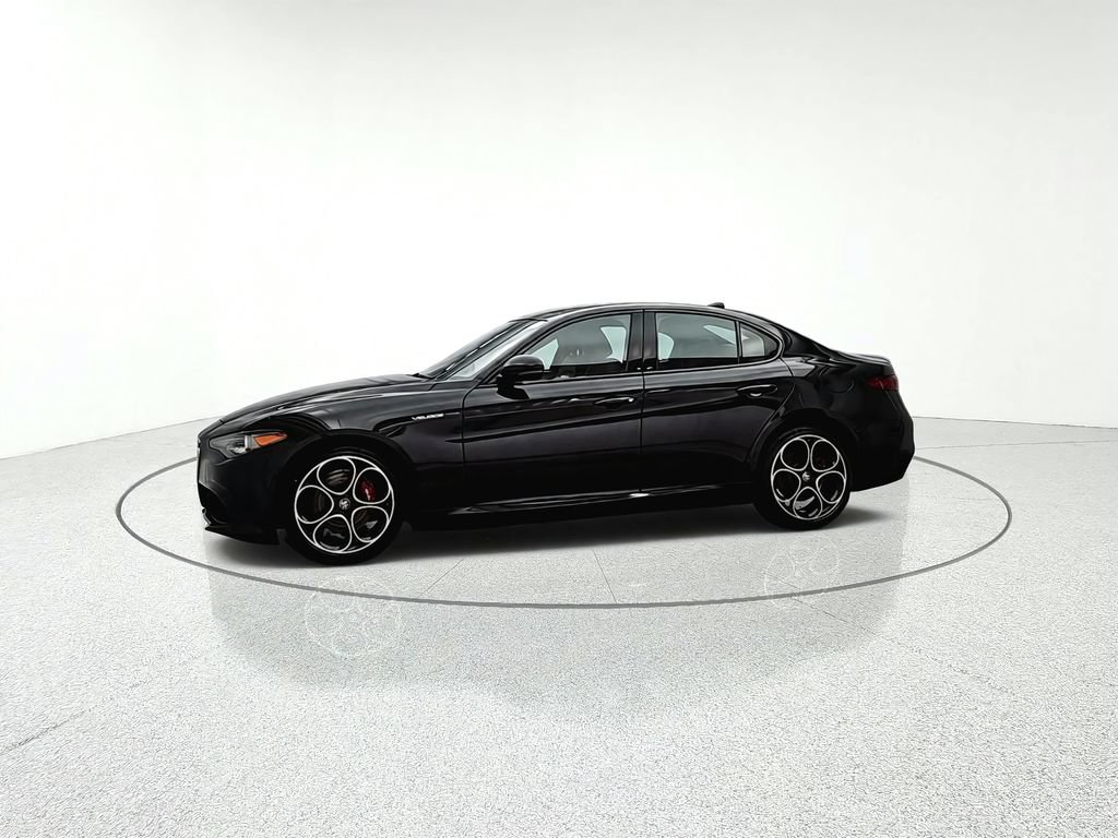 Used 2023 Alfa Romeo Giulia Veloce AWD/4WD image 3