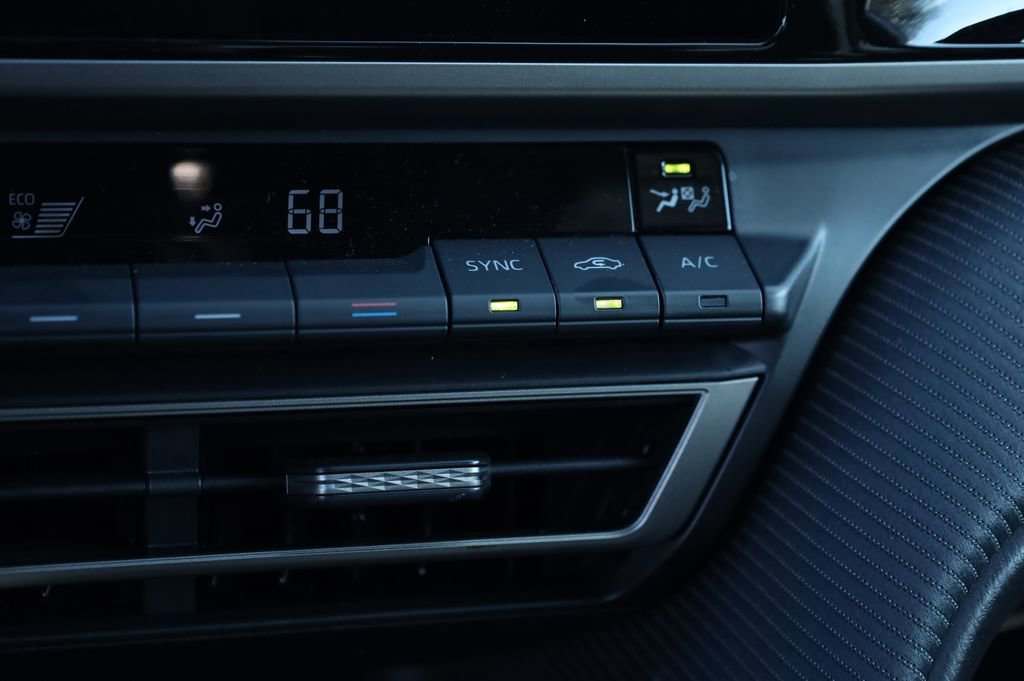 Used 2025 Toyota Camry SE image 27