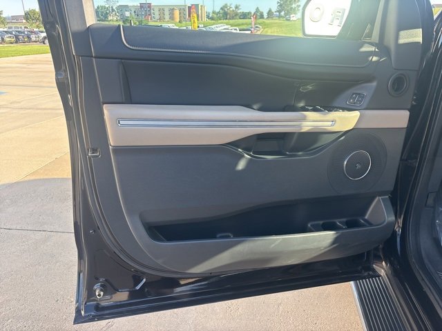 Used 2023 Ford Expedition Limited image 19