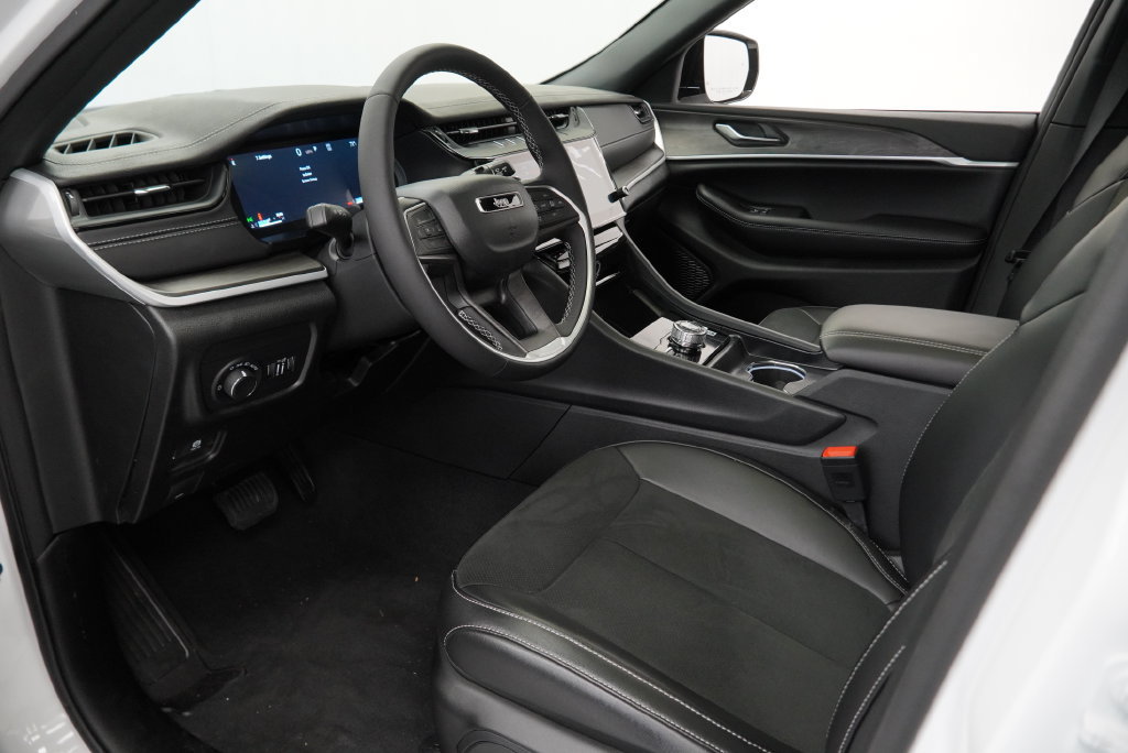 New 2026 Jeep Grand Cherokee Altitude AWD/4WD image 18