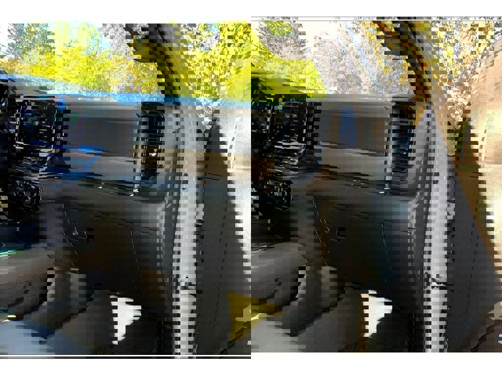 Used 2024 Chevrolet Silverado 2500 ZR2 w/ Technology Package image 18