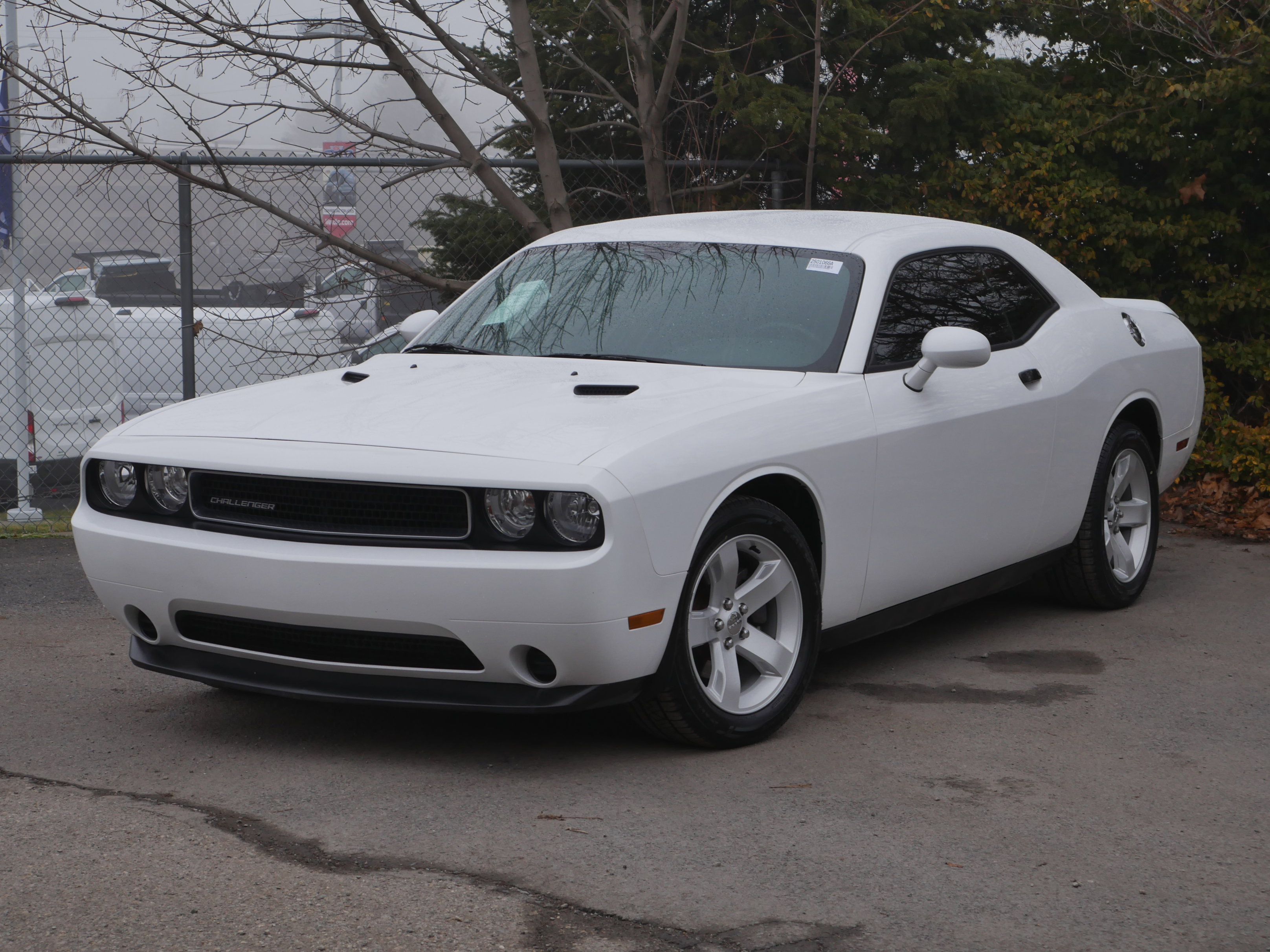 Used 2013 Dodge Challenger SXT image 2