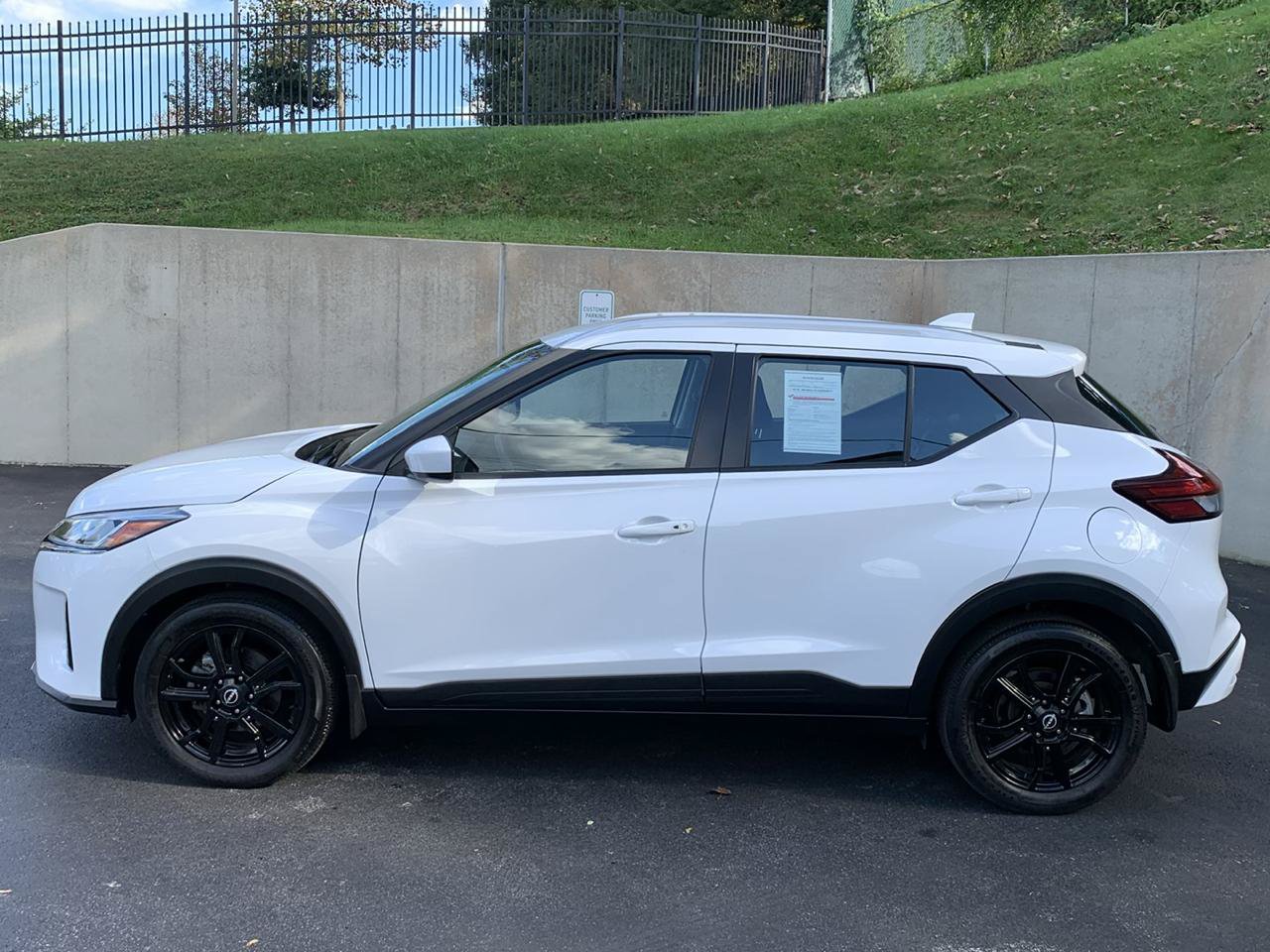 Used 2023 Nissan Kicks SV FWD image 2