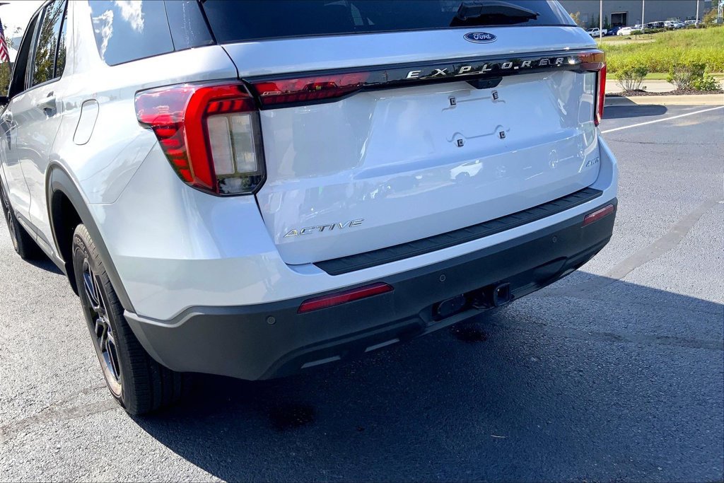 Used 2026 Ford Explorer Active AWD/4WD image 4