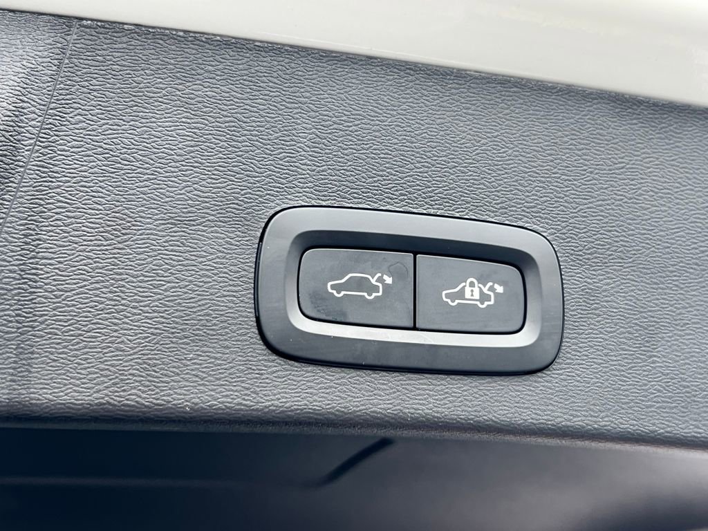 Used 2023 Volvo XC40 B4 Plus image 16