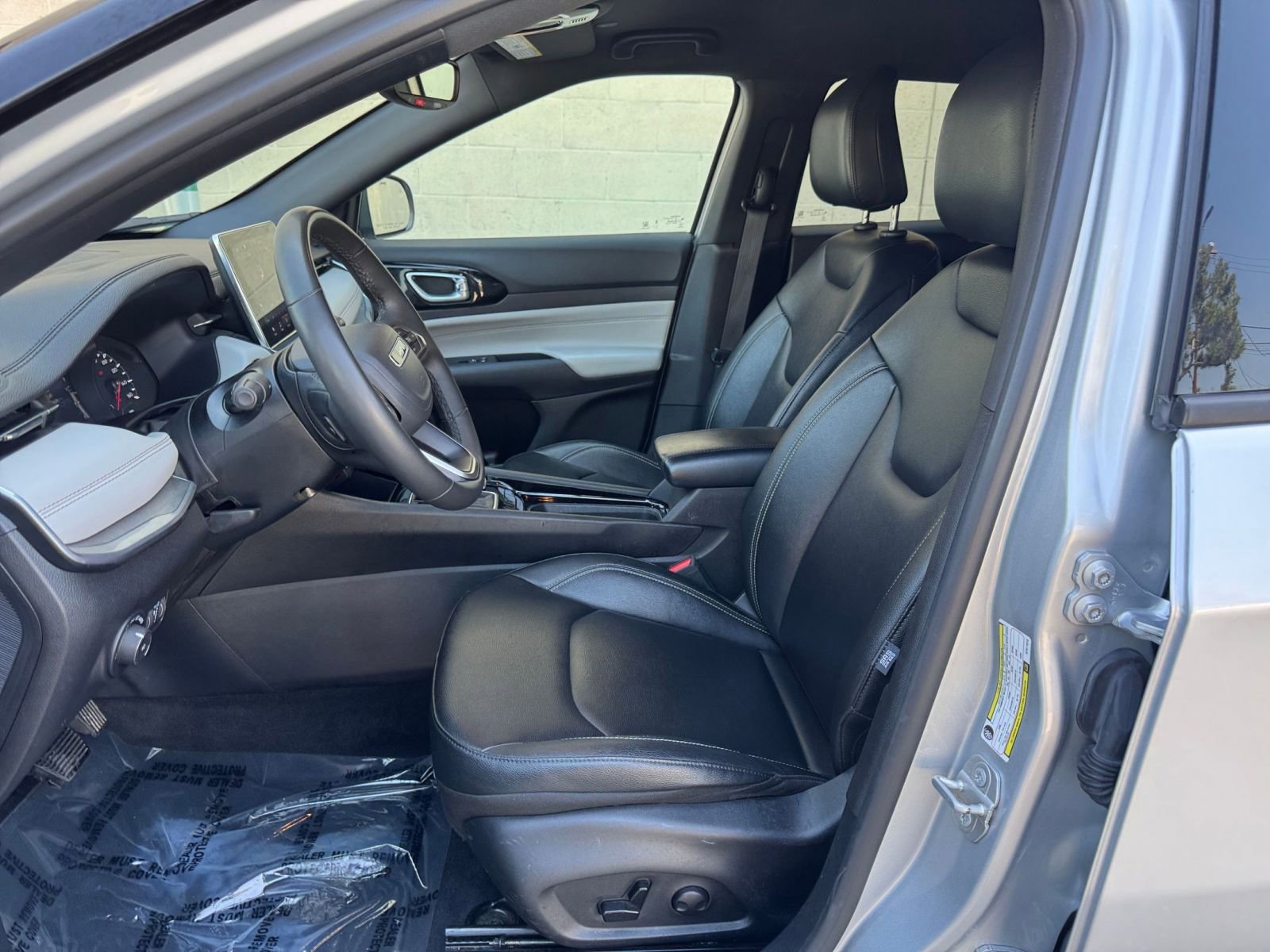 Used 2025 Jeep Compass Limited image 28