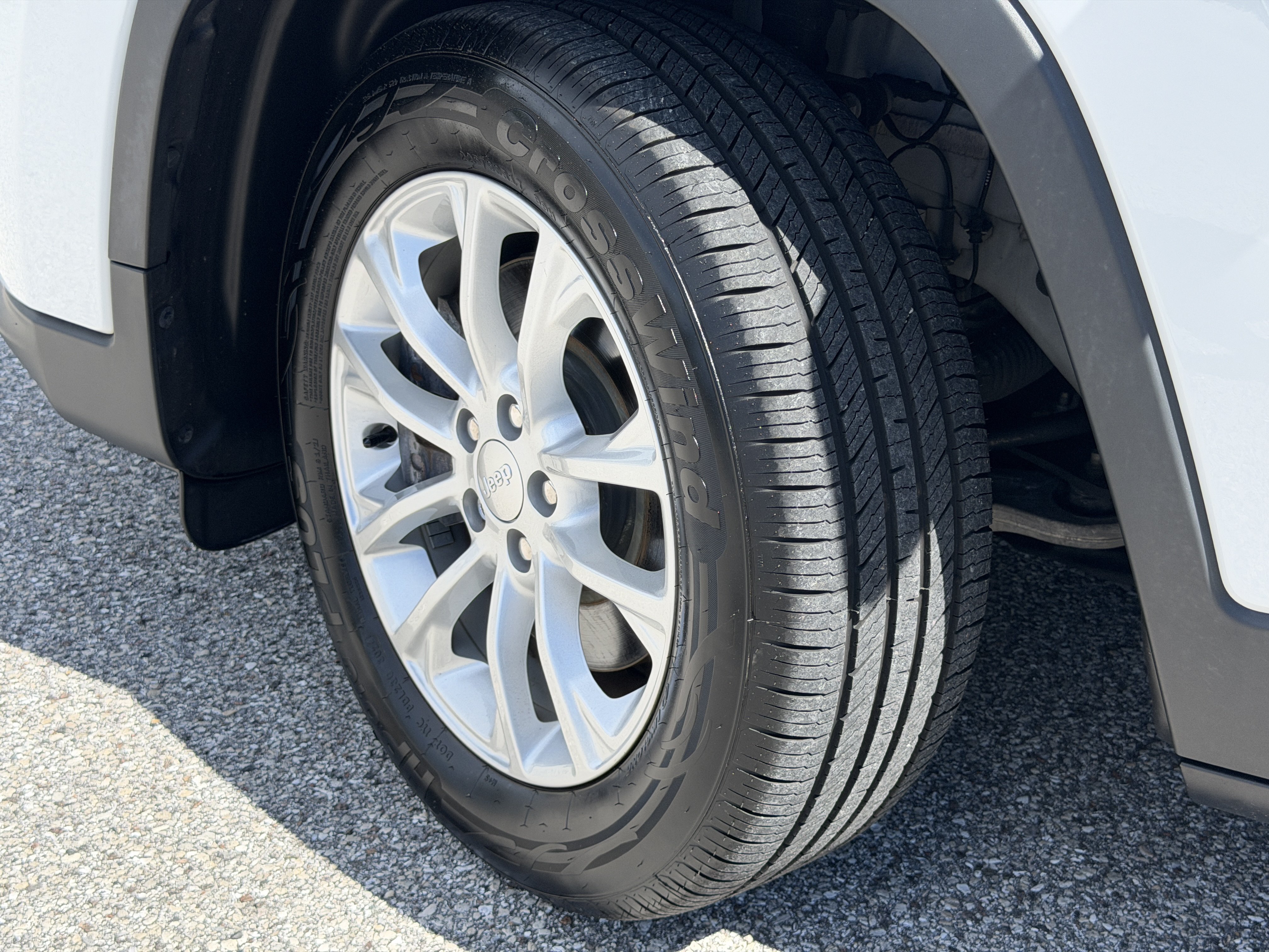 Used 2020 Jeep Cherokee Latitude FWD image 34