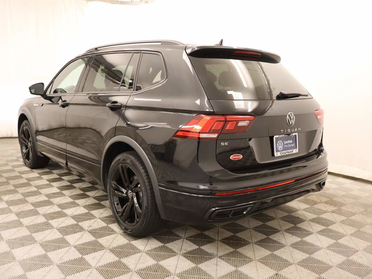 Certified 2024 Volkswagen Tiguan SE R-Line image 4