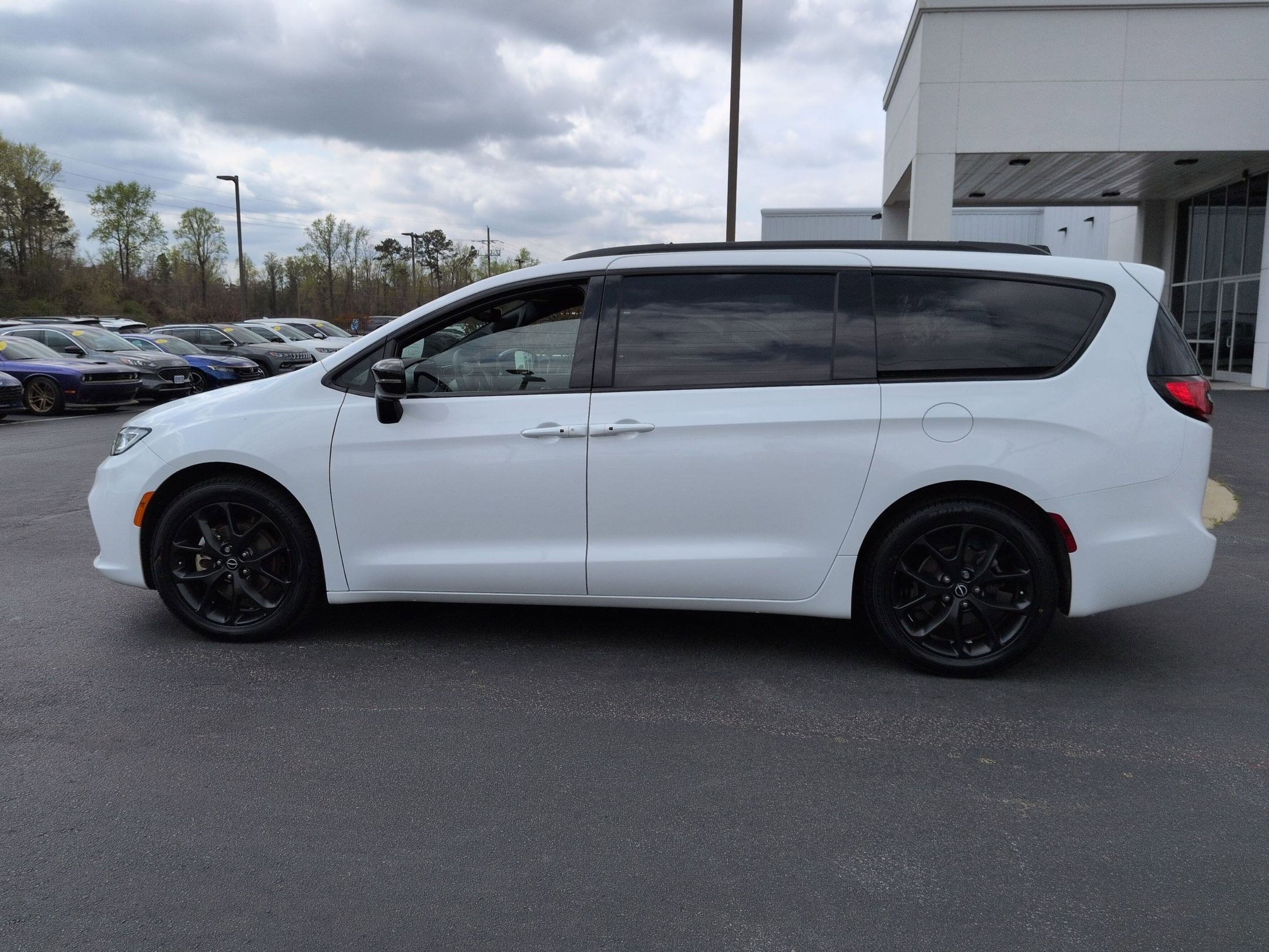 Used 2025 Chrysler Pacifica Limited FWD image 8