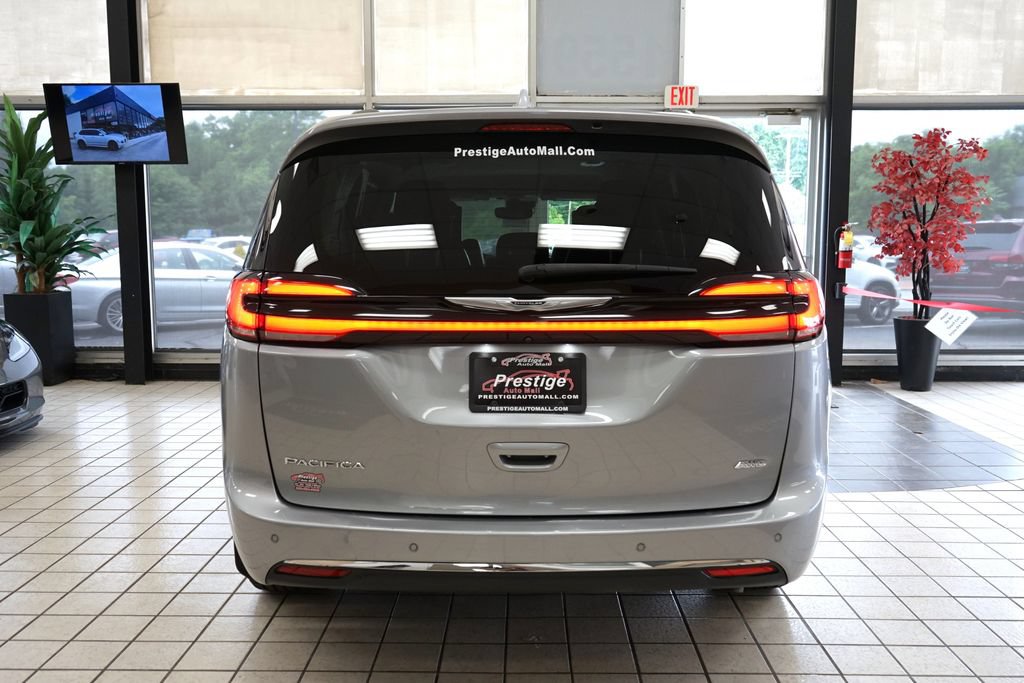 Used 2021 Chrysler Pacifica Touring-L w/ Uconnect Theater Family Group AWD/4WD image 16