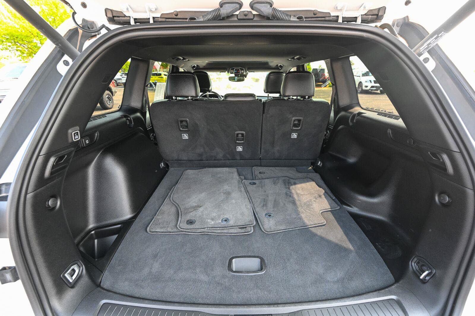 Used 2023 Jeep Grand Cherokee Altitude AWD/4WD image 16