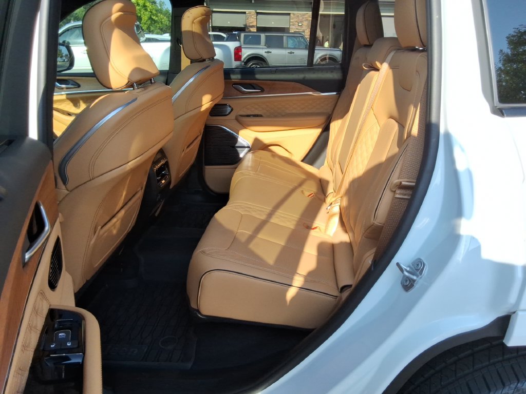 Used 2025 Jeep Grand Cherokee Summit AWD/4WD image 18