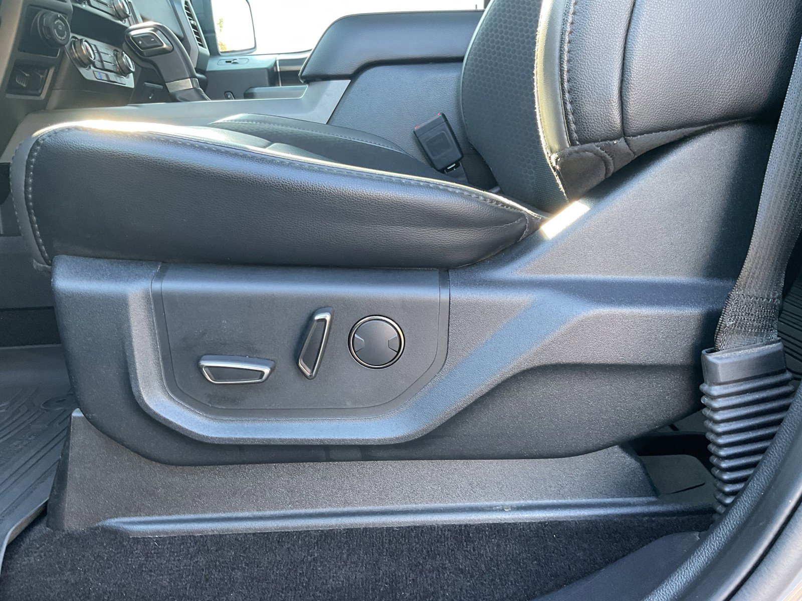 Used 2020 Ford F150 Raptor w/ Equipment Group 802A Luxury image 31