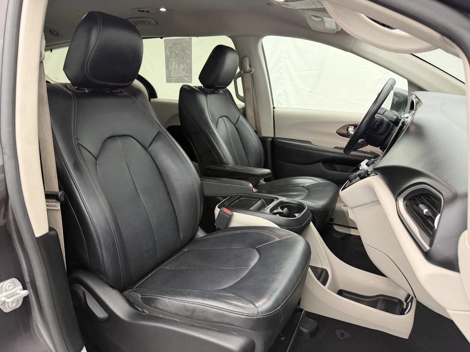 Used 2019 Chrysler Pacifica Touring-L FWD image 33