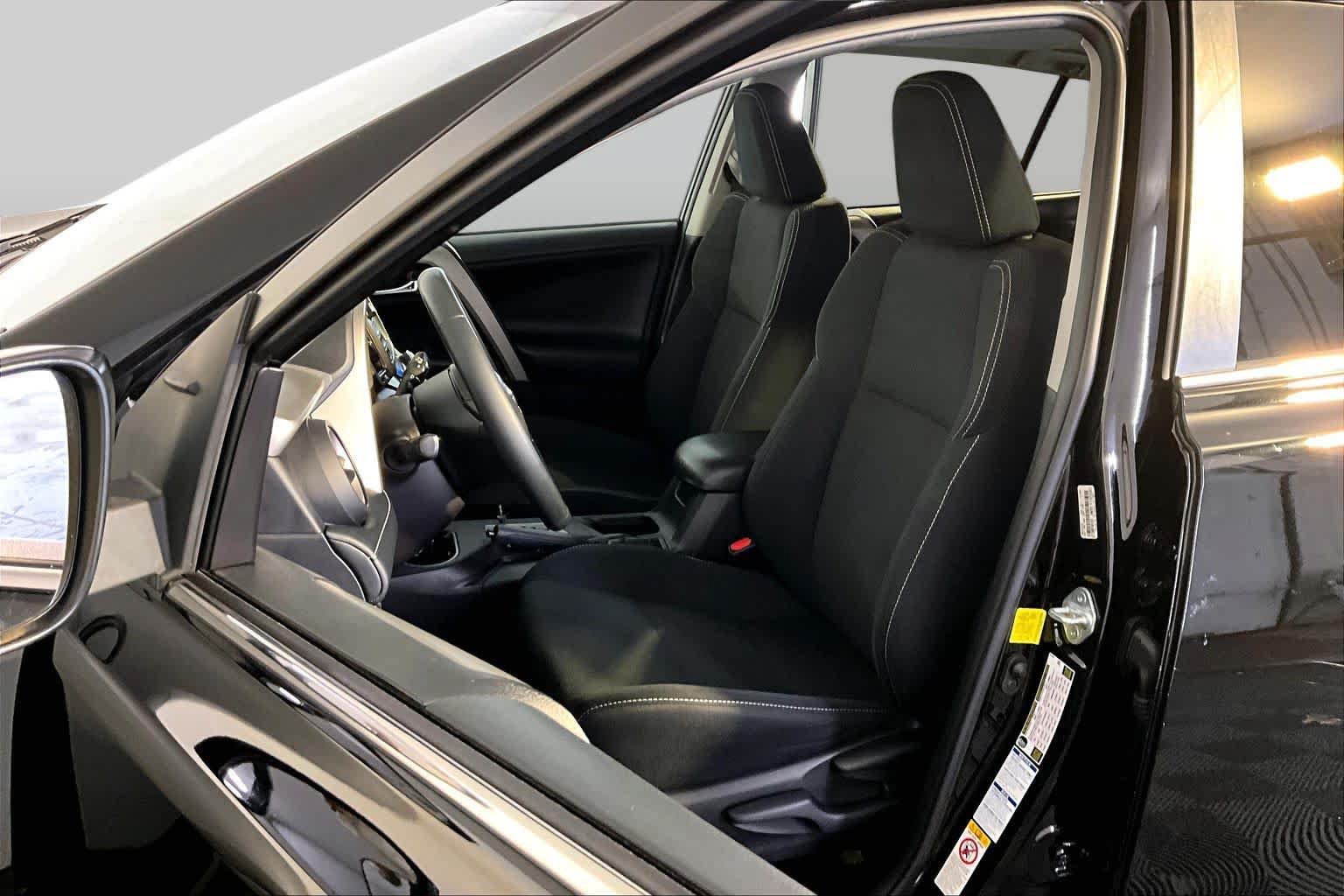 Used 2018 Toyota RAV4 XLE AWD/4WD image 9