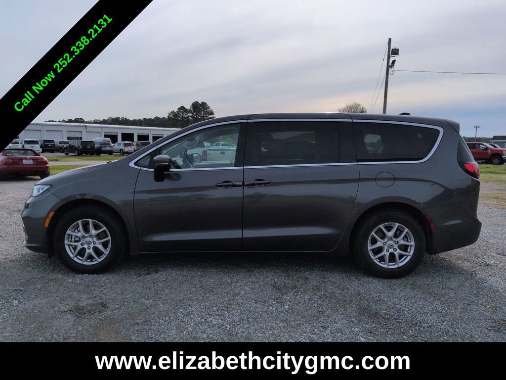 Used 2023 Chrysler Pacifica Touring-L FWD image 7