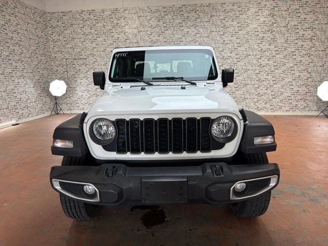 Used 2024 Jeep Gladiator Sport AWD/4WD image 2