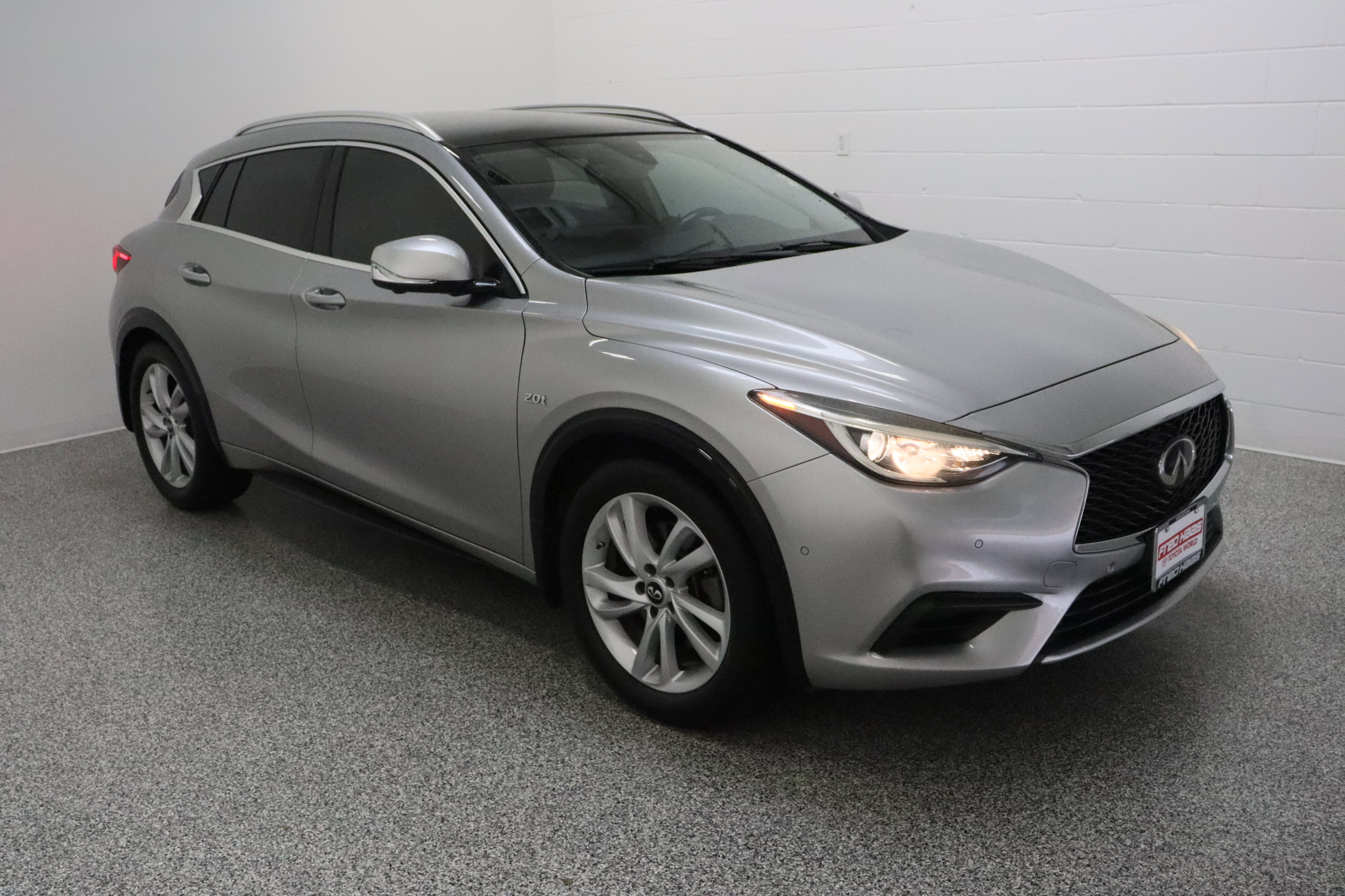 Used 2019 INFINITI QX30 w/ Navigation Package FWD image 4