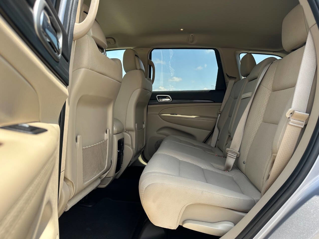Used 2019 Jeep Grand Cherokee Laredo image 3