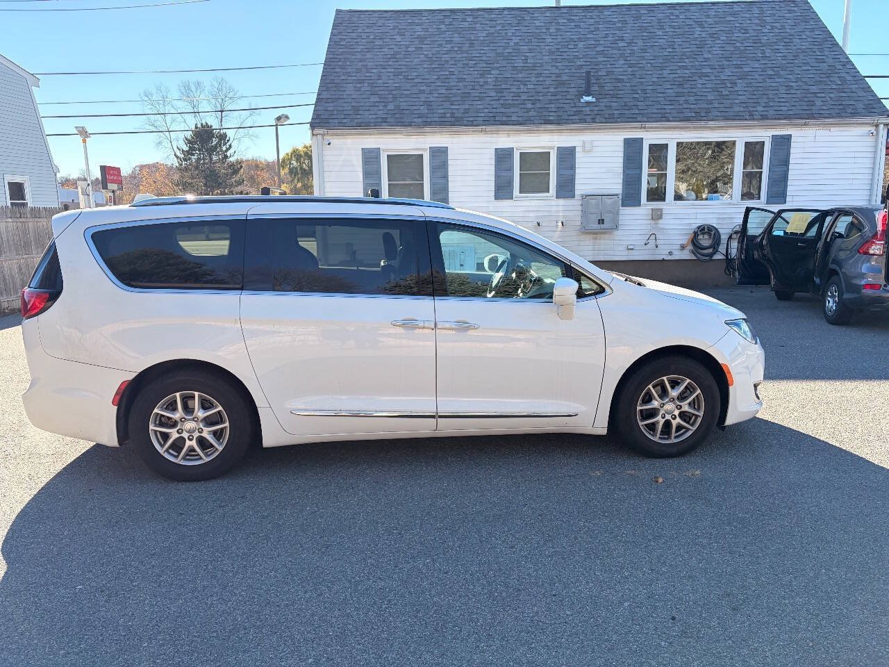Used 2020 Chrysler Pacifica Touring-L FWD image 13