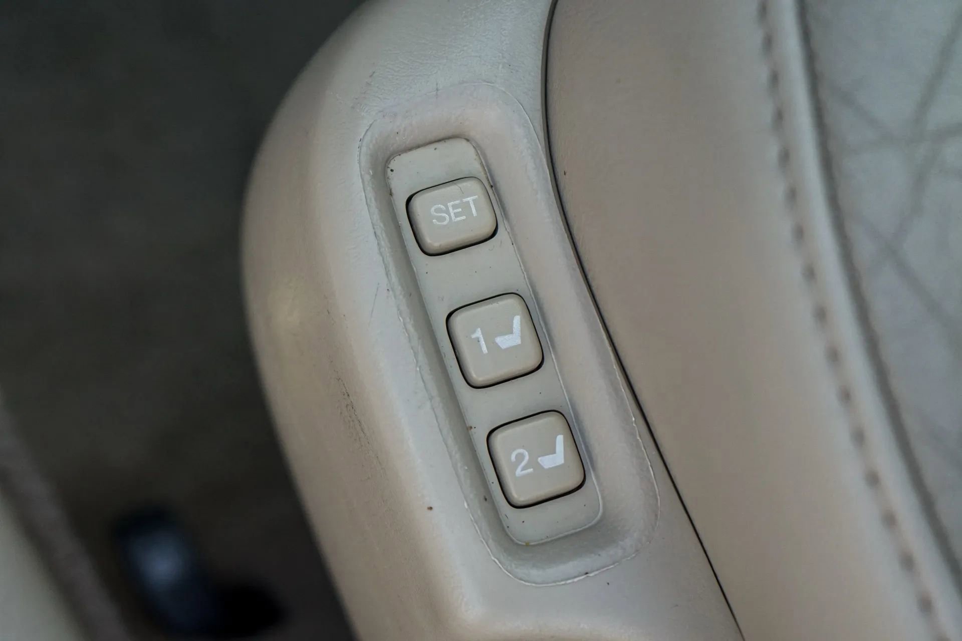 Used 2004 Toyota Avalon XLS image 31