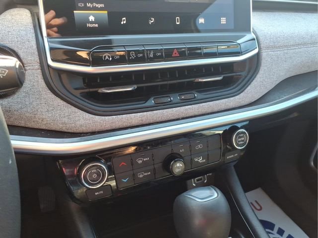 Used 2023 Jeep Compass Latitude image 18