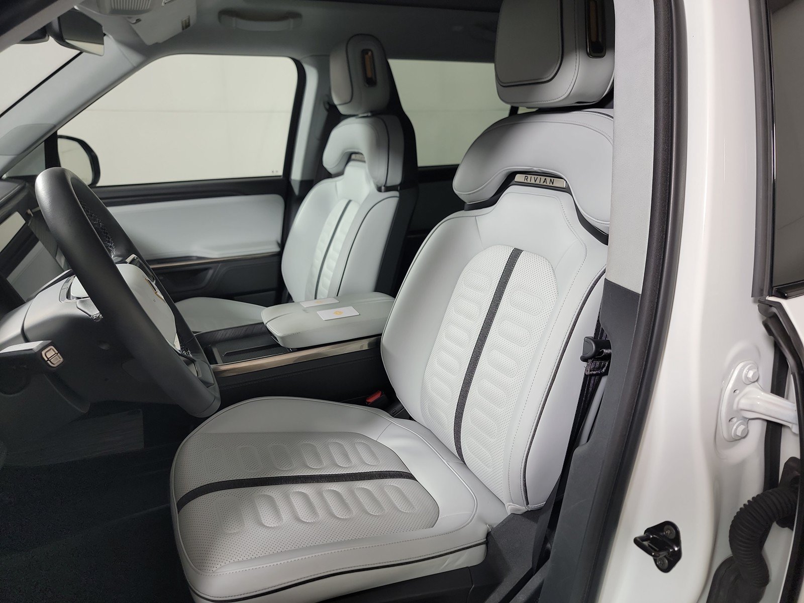 Used 2025 Rivian R1S Adventure AWD/4WD image 20