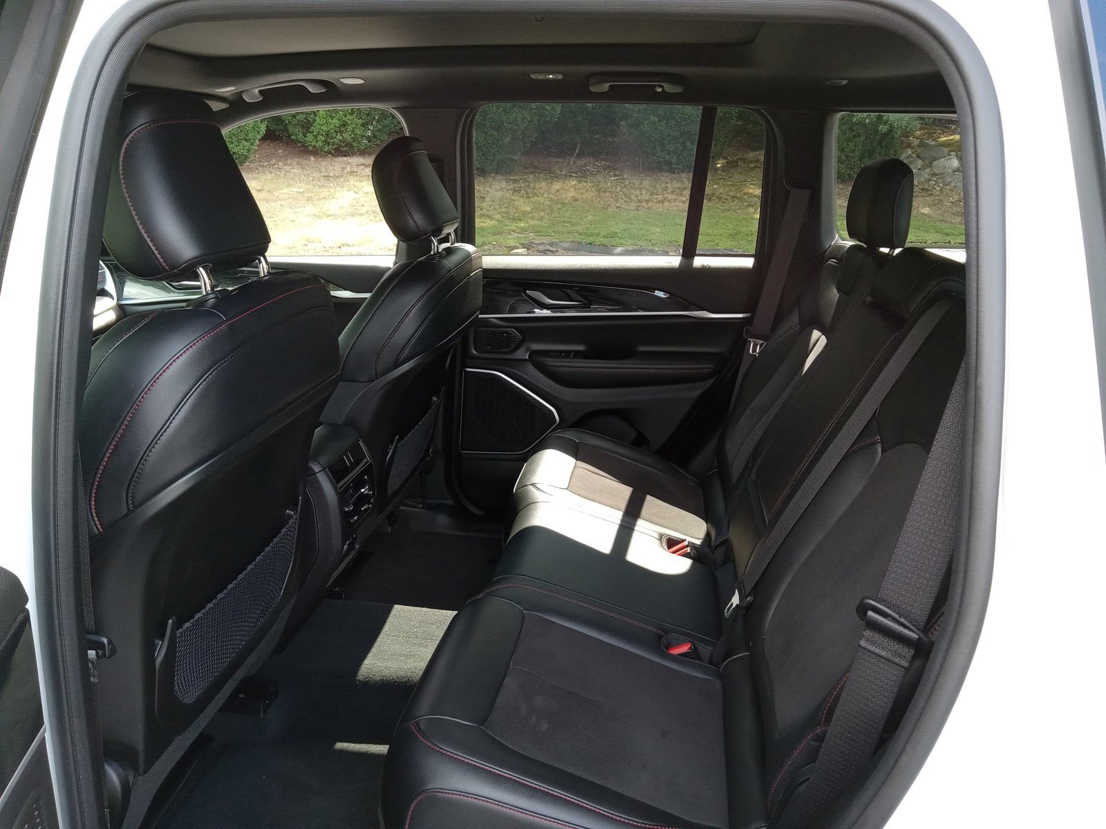 Used 2022 Jeep Grand Cherokee Trailhawk AWD/4WD image 25