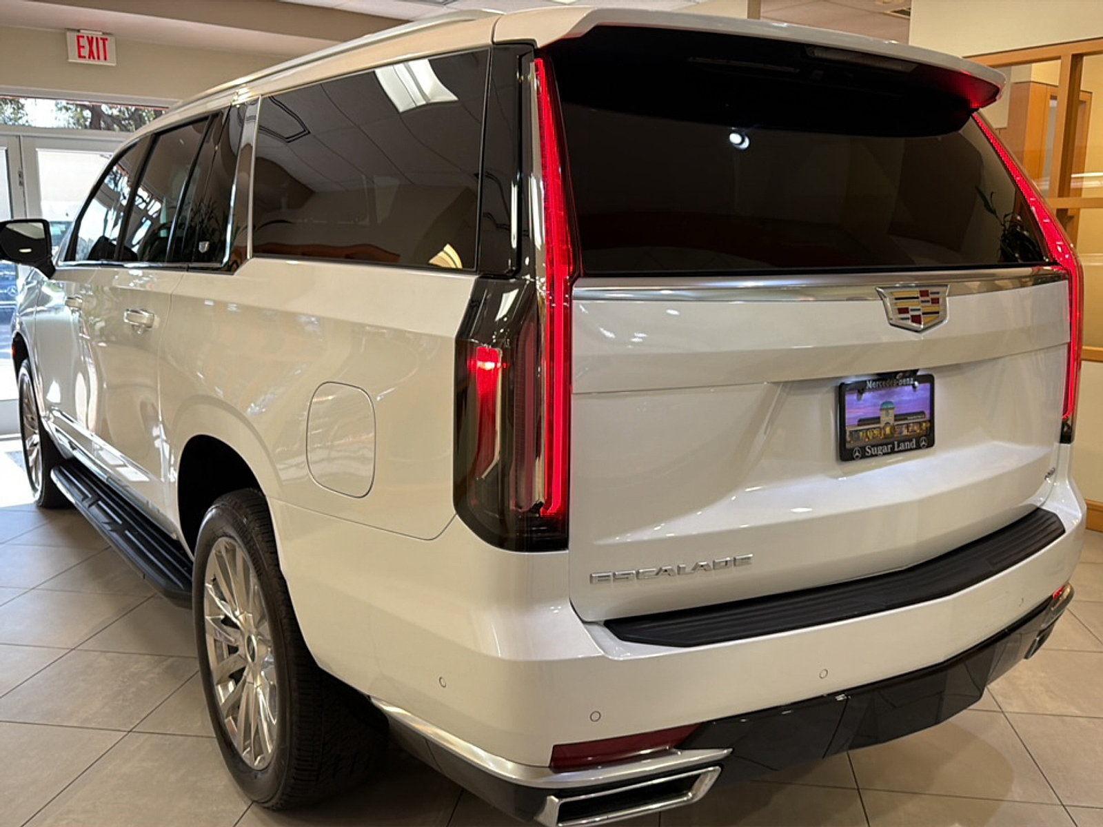Used 2023 Cadillac Escalade ESV Premium Luxury RWD image 4