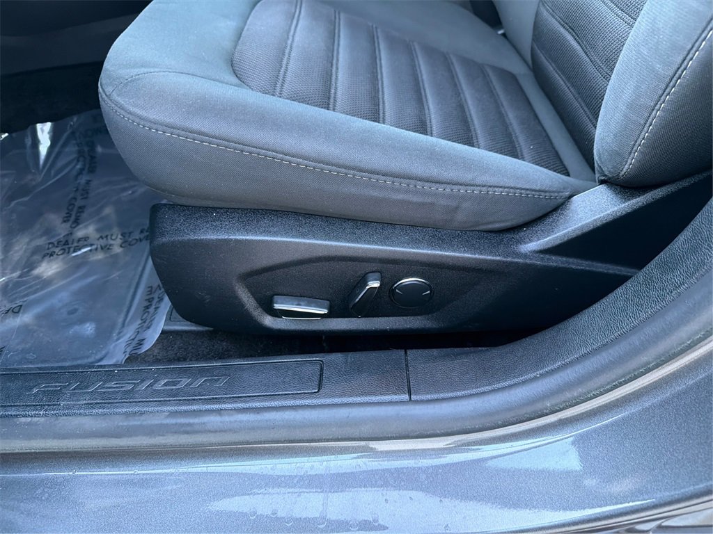 Used 2018 Ford Fusion SE image 19