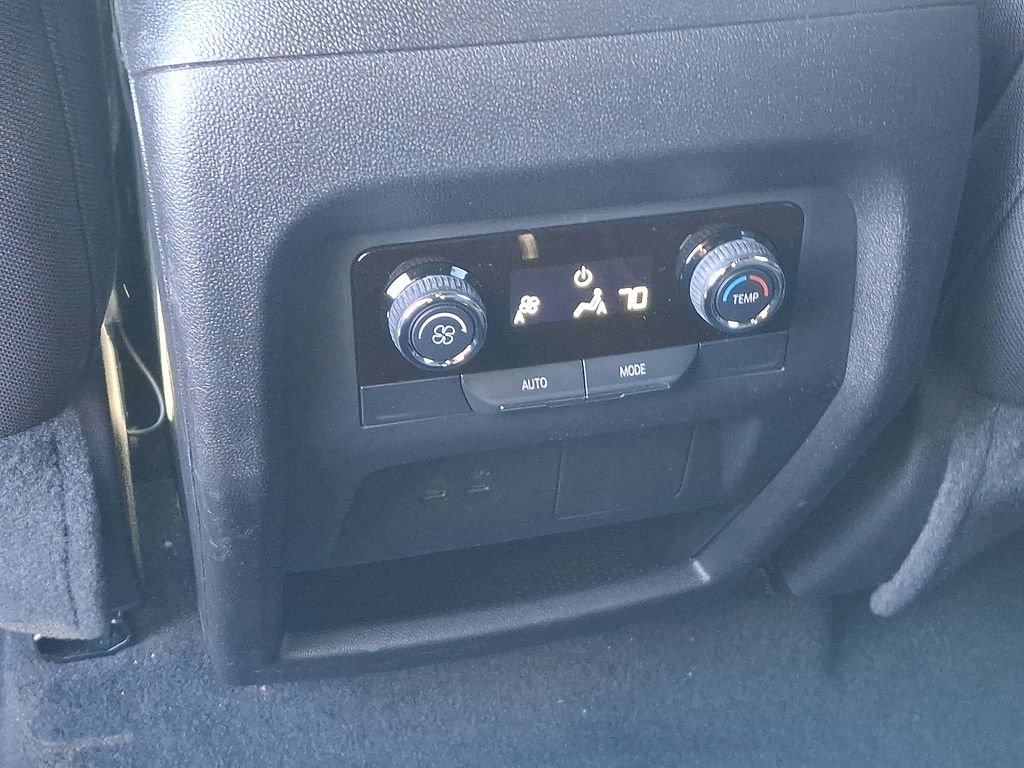 Used 2025 Chevrolet Traverse LT w/ Midnight/Sport Edition image 12