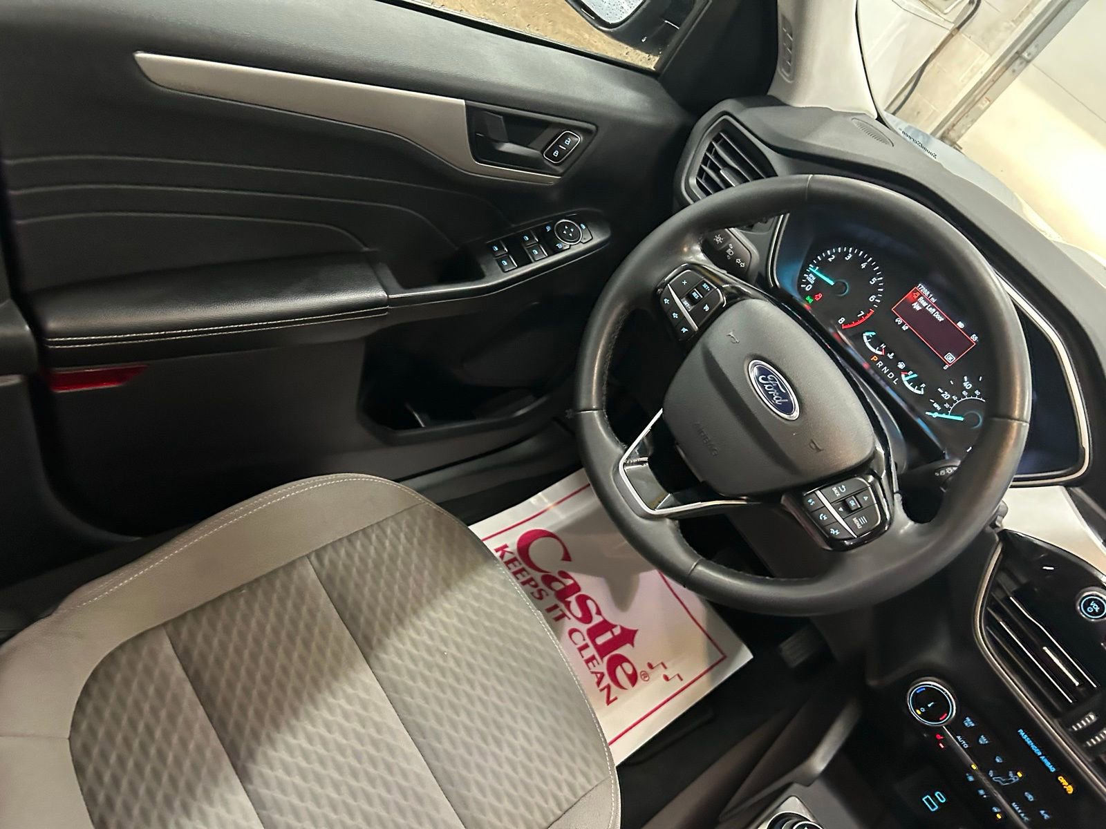 Used 2022 Ford Escape SE w/ SE Sport Appearance Package image 25
