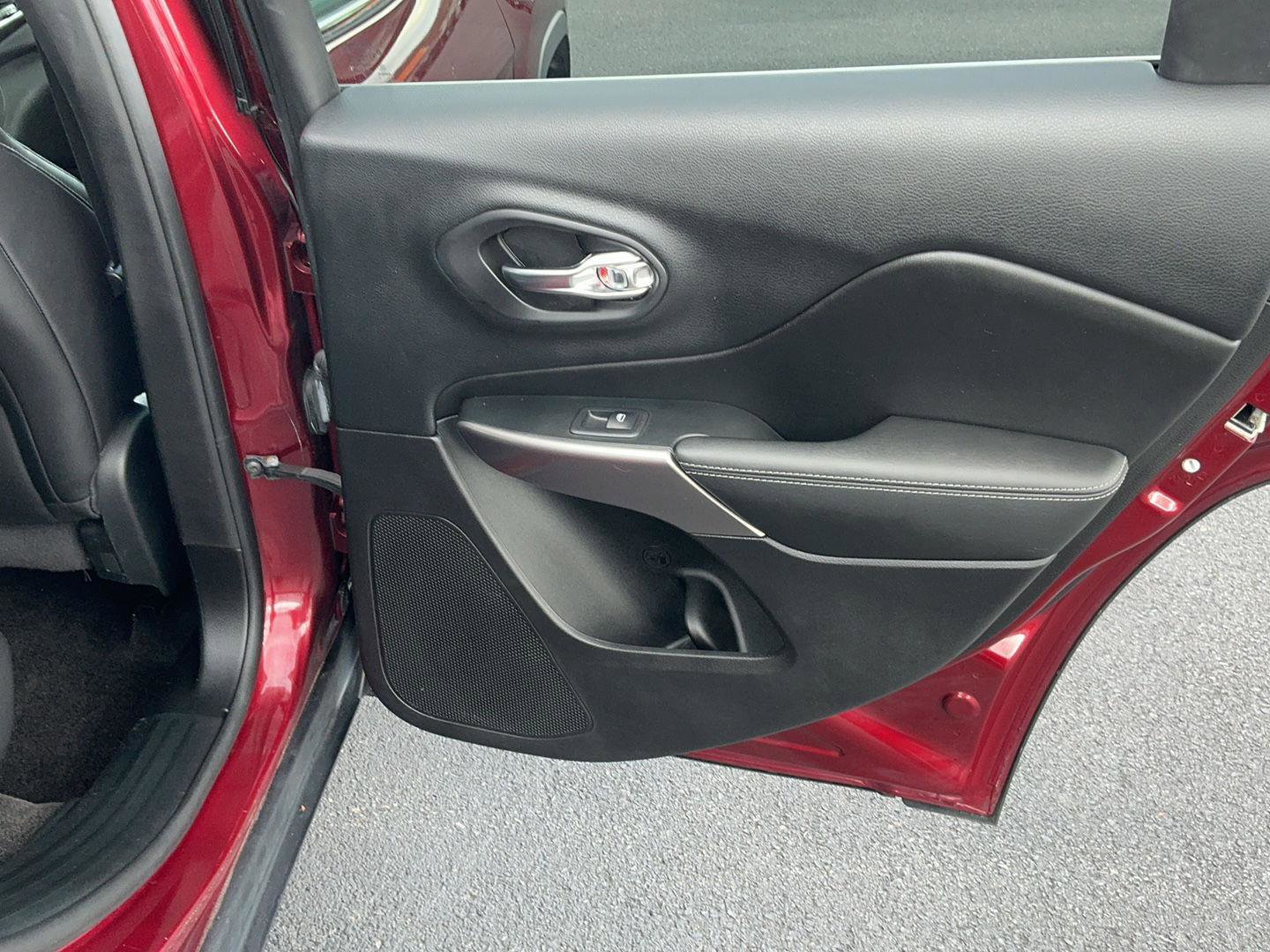 Used 2019 Jeep Cherokee Limited image 29