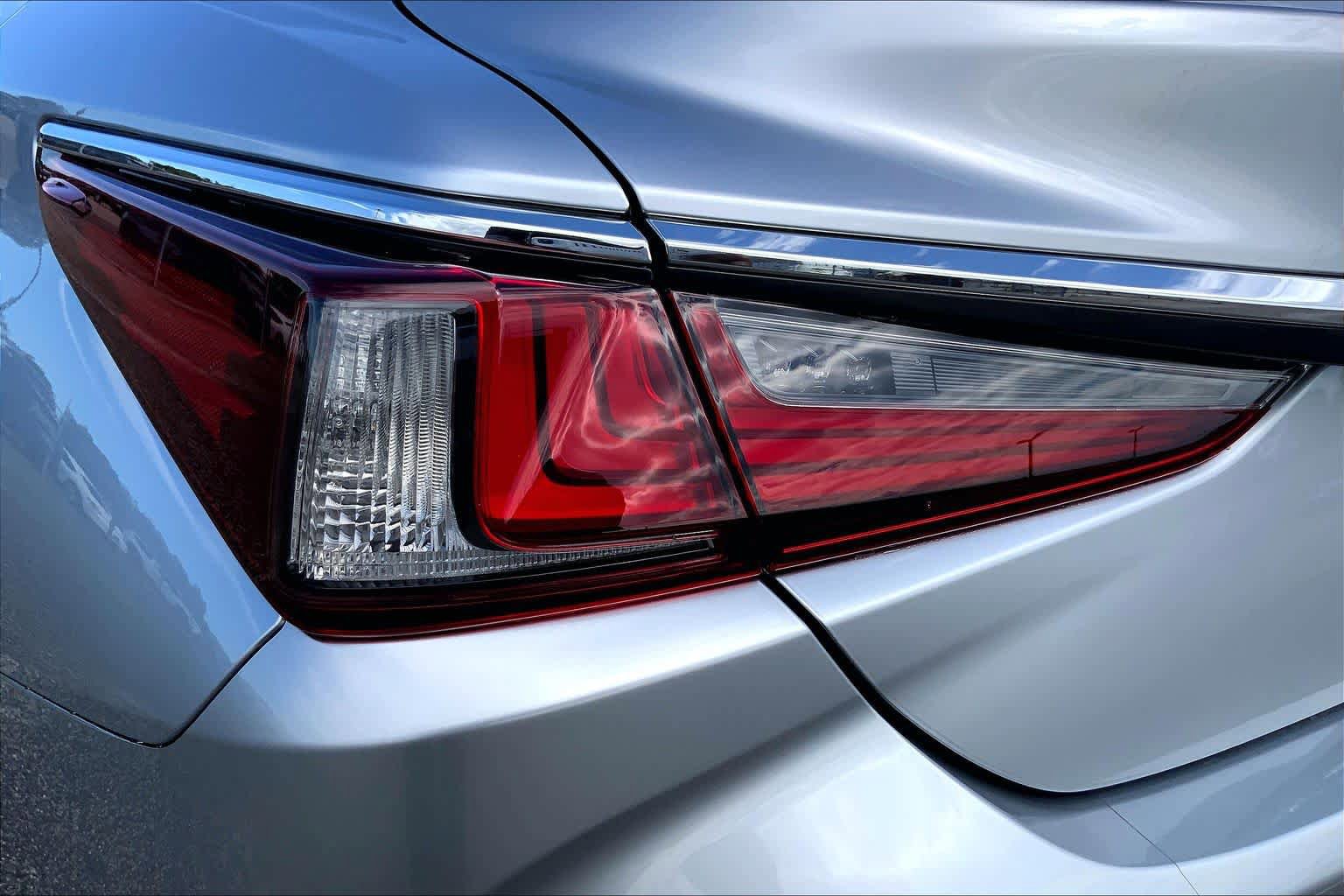 Used 2024 Lexus ES 350 w/ Technology Package FWD image 28
