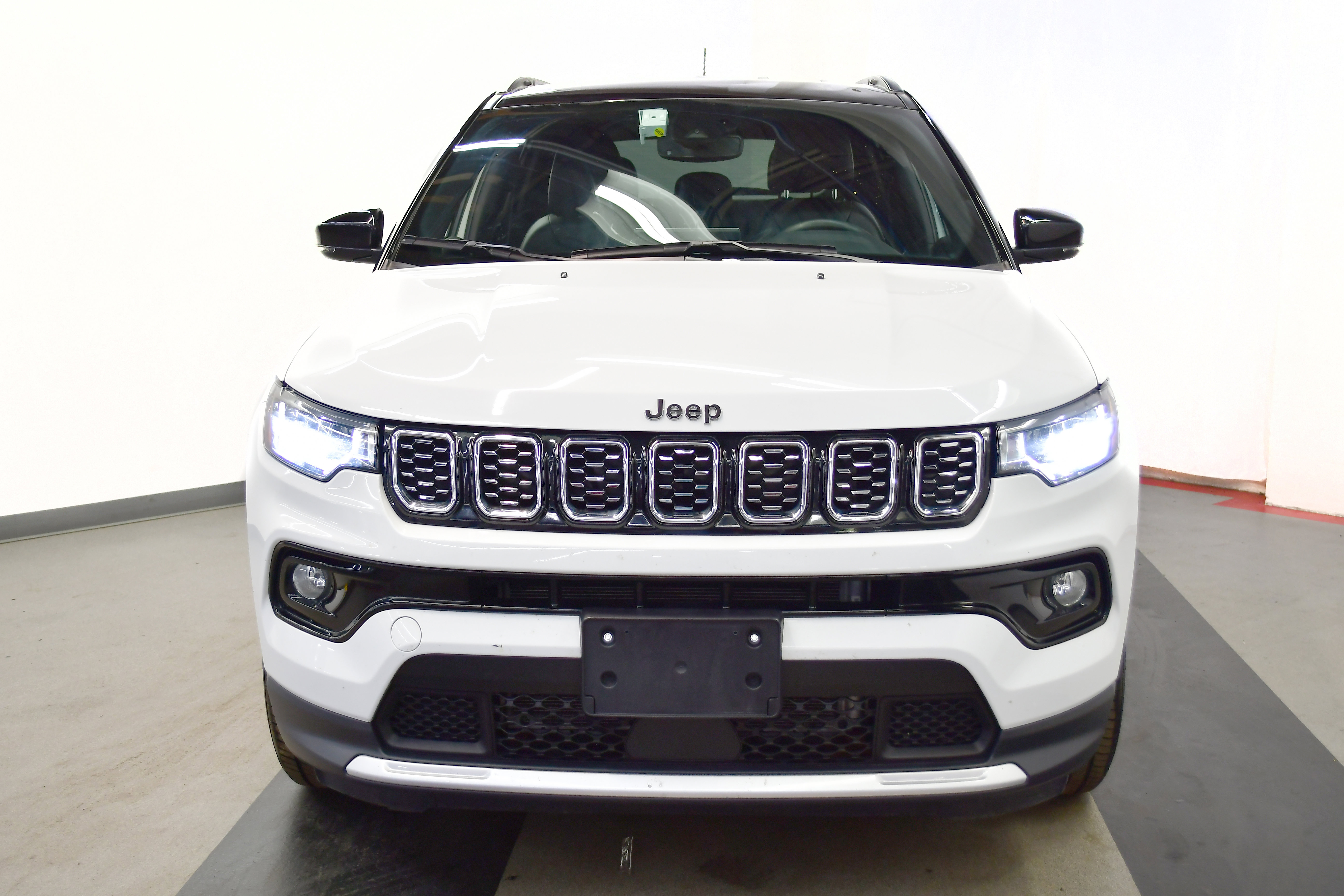 Used 2025 Jeep Compass Limited image 3