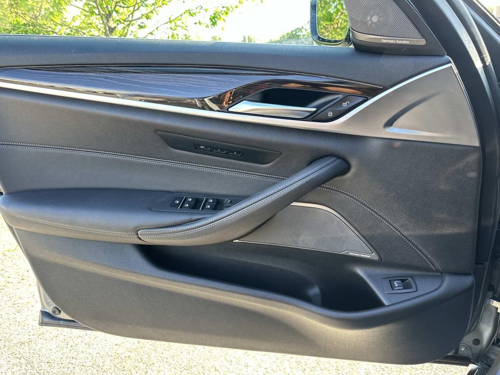 Used 2021 BMW 530i w/ Premium Package image 23