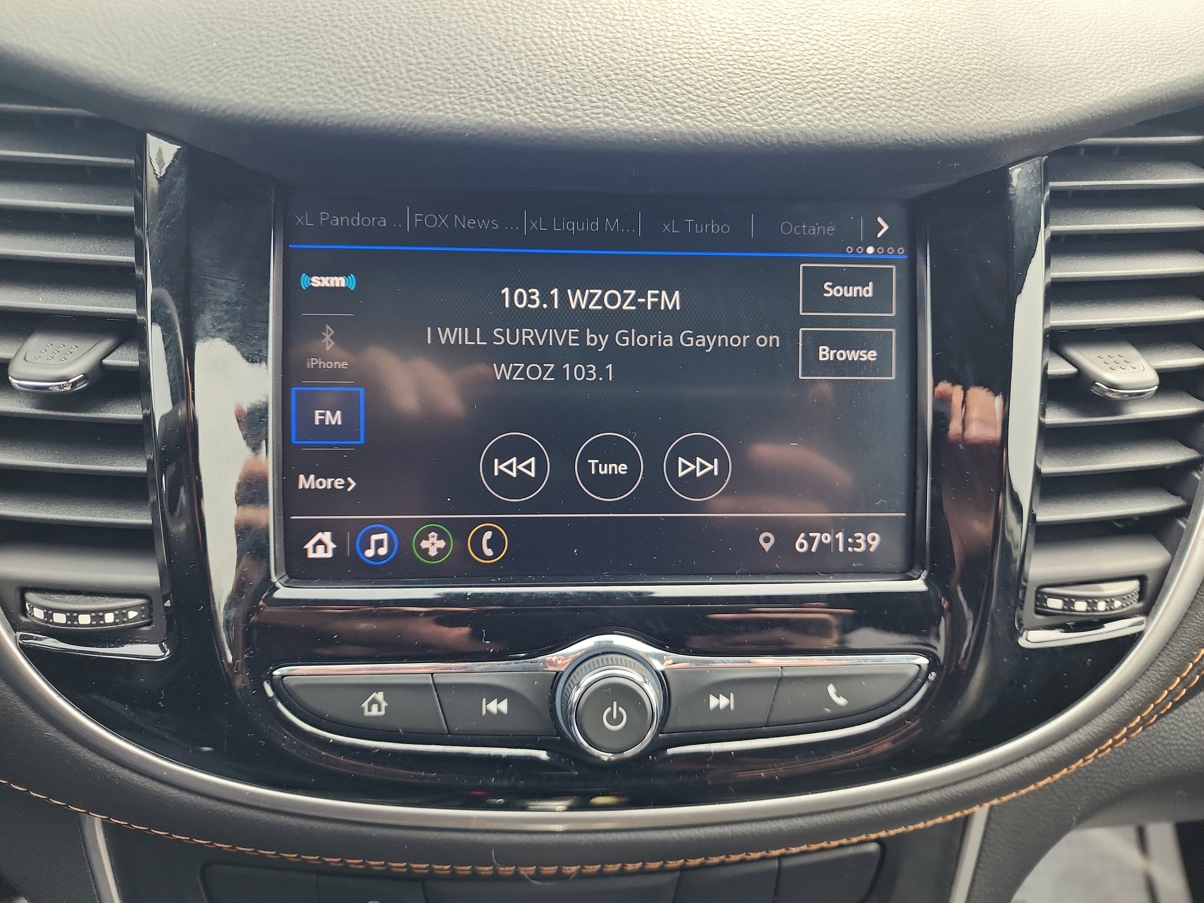 Used 2021 Chevrolet Trax LT w/ LT Convenience Package image 16