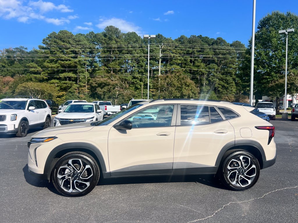 Used 2026 Chevrolet Trax RS w/ Sunroof Package FWD image 2