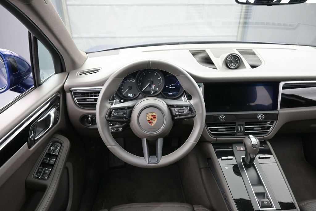 Certified 2026 Porsche Macan AWD/4WD image 17