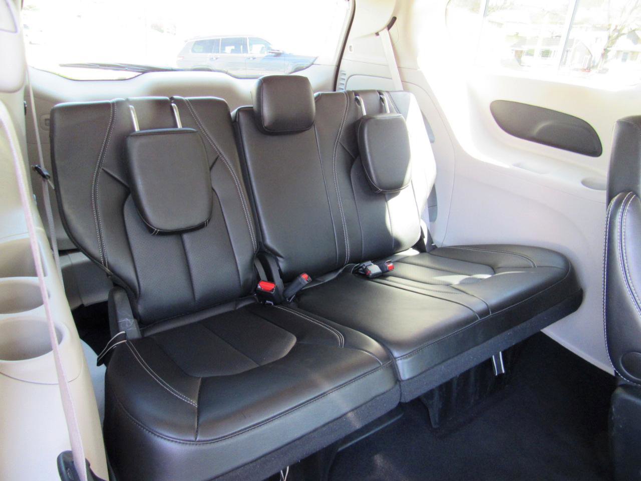 Used 2024 Chrysler Pacifica Touring-L FWD image 37