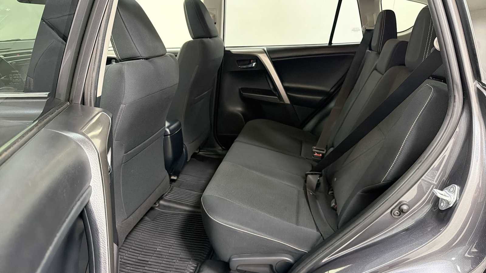 Used 2018 Toyota RAV4 XLE AWD/4WD image 24