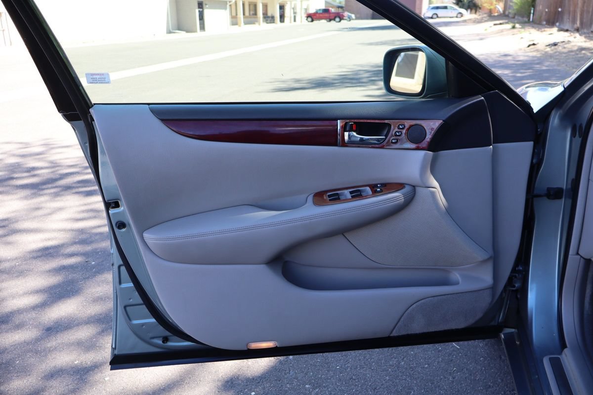 Used 2004 Lexus ES 330 w/ Premium Pkg FWD image 23
