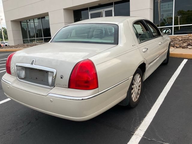 Used 2005 Lincoln Town Car Signature RWD image 5
