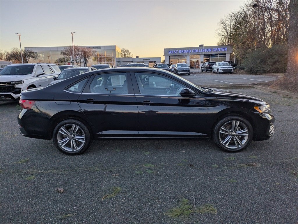 Used 2024 Volkswagen Jetta SE FWD image 3