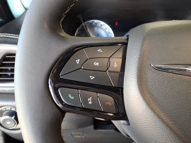 Used 2025 Chrysler Pacifica Limited FWD image 17